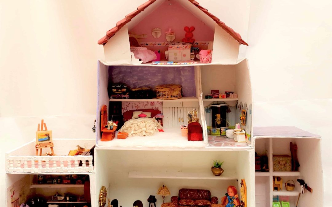 Casa de muñecas en cartón