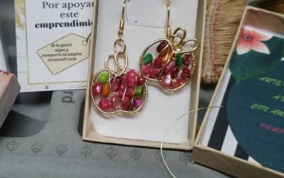 Crea estos hermosos aretes manzana con piedras y oro golfi