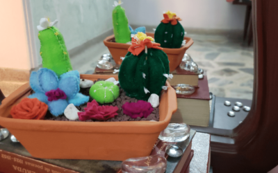 Hermoso mini jardín con cactus en fieltro.