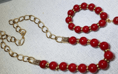 Collar y pulsera de pepas rojas, así la puedes hacer