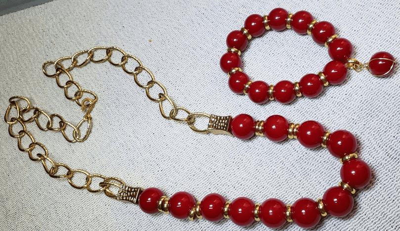 Collar y pulsera de pepas rojas, así la puedes hacer