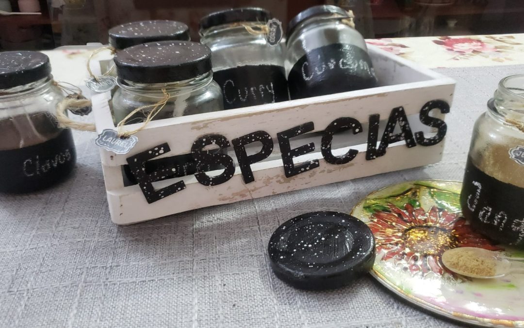 Especiero, reciclando frascos de vidrio para lucirlos en tu mesa